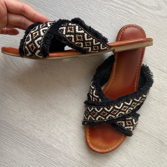 🦋 2/$20 Boho crossover slip-on sandals - Picture 4 of 4